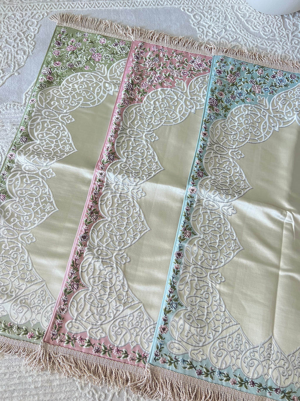 Tapis de prière fleurie et entièrement brodé