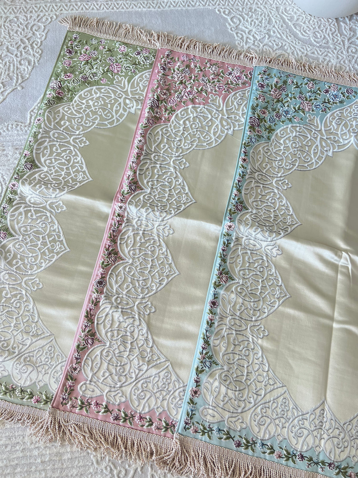 Tapis de prière fleurie et entièrement brodé