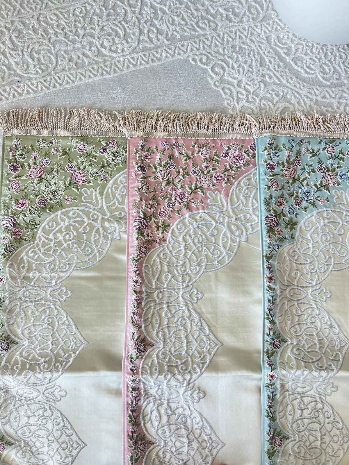 Tapis de prière fleurie et entièrement brodé