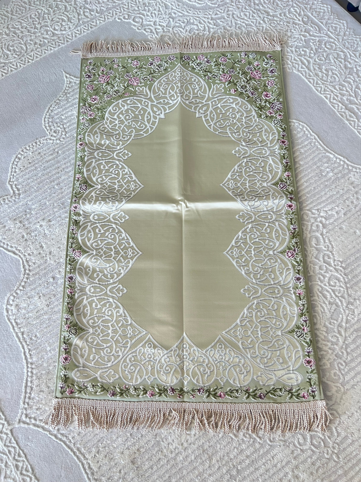 Tapis de prière fleurie et entièrement brodé