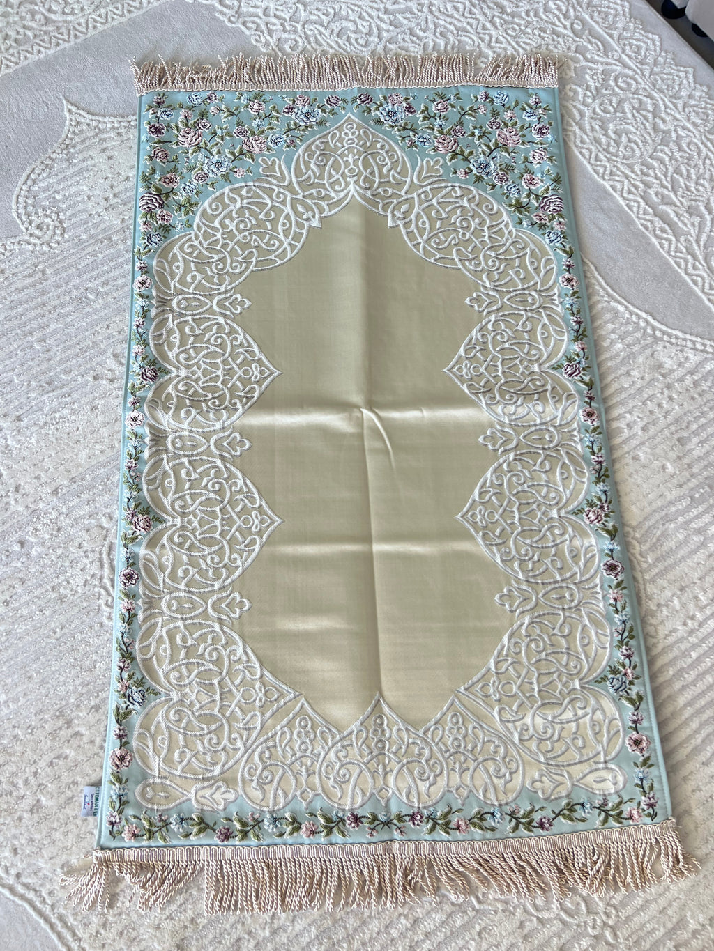 Tapis de prière fleurie et entièrement brodé