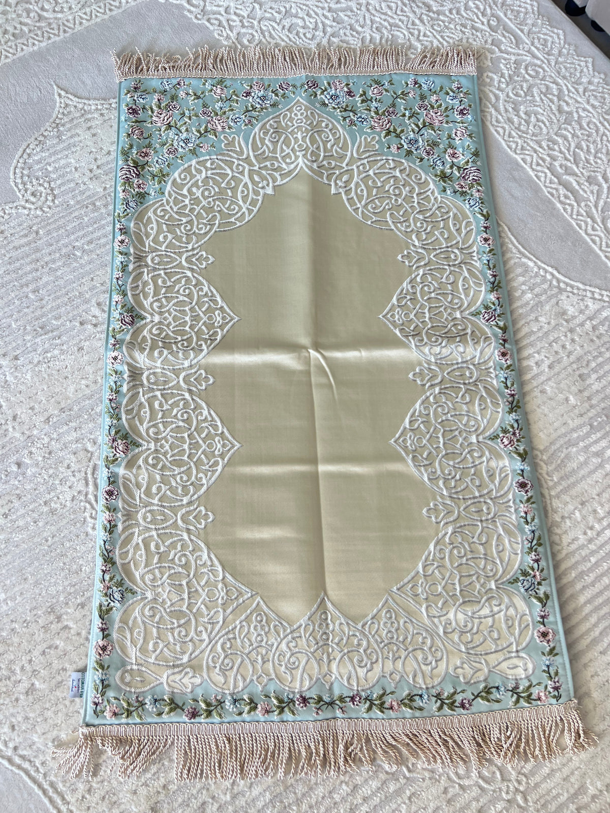 Tapis de prière fleurie et entièrement brodé