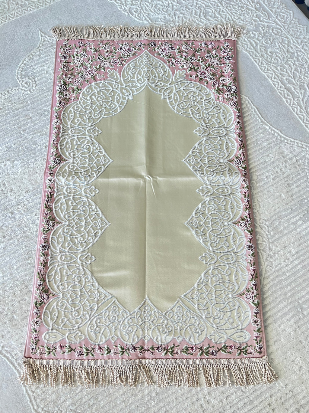 Tapis de prière fleurie et entièrement brodé
